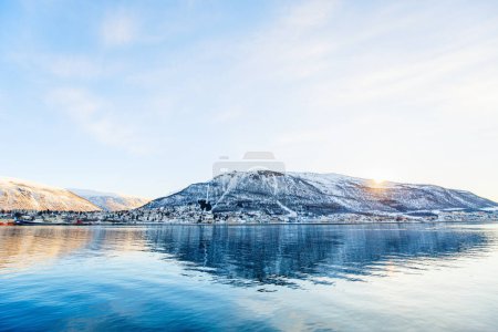 美丽的冬天风景雪覆盖的镇特罗姆瑟在挪威北部