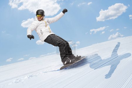 在阳光灿烂的日子里，一个人带着雪板滑行下山的全景照片