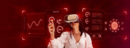 女员工戴著VR眼镜在虚拟全息电脑屏幕上工作无障碍和隐私。业务概念、创新技术、网络、 IT 、虚拟图形、仿真